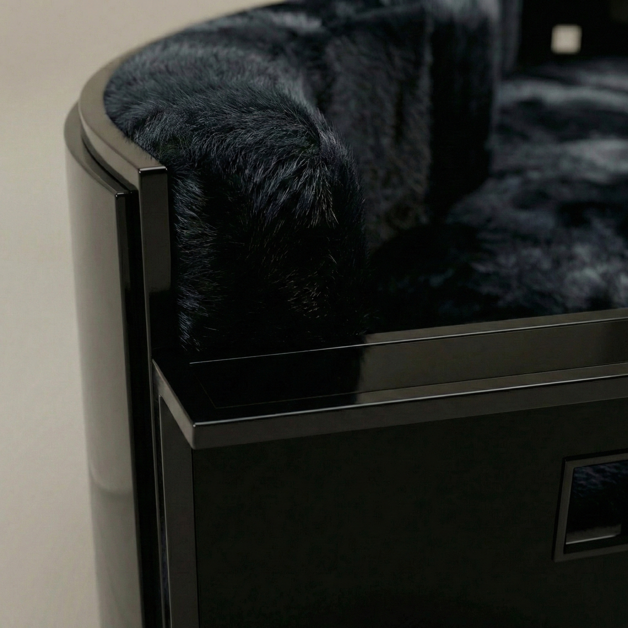 Lacquered wood/black cowhide