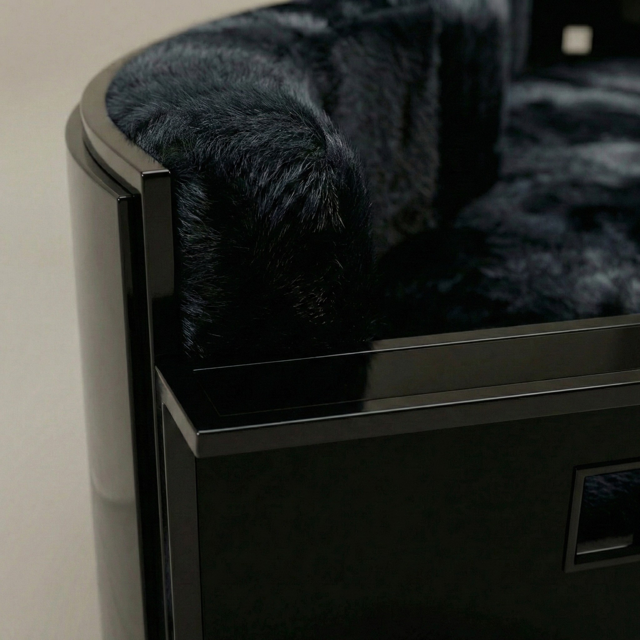 Lacquered wood/black cowhide