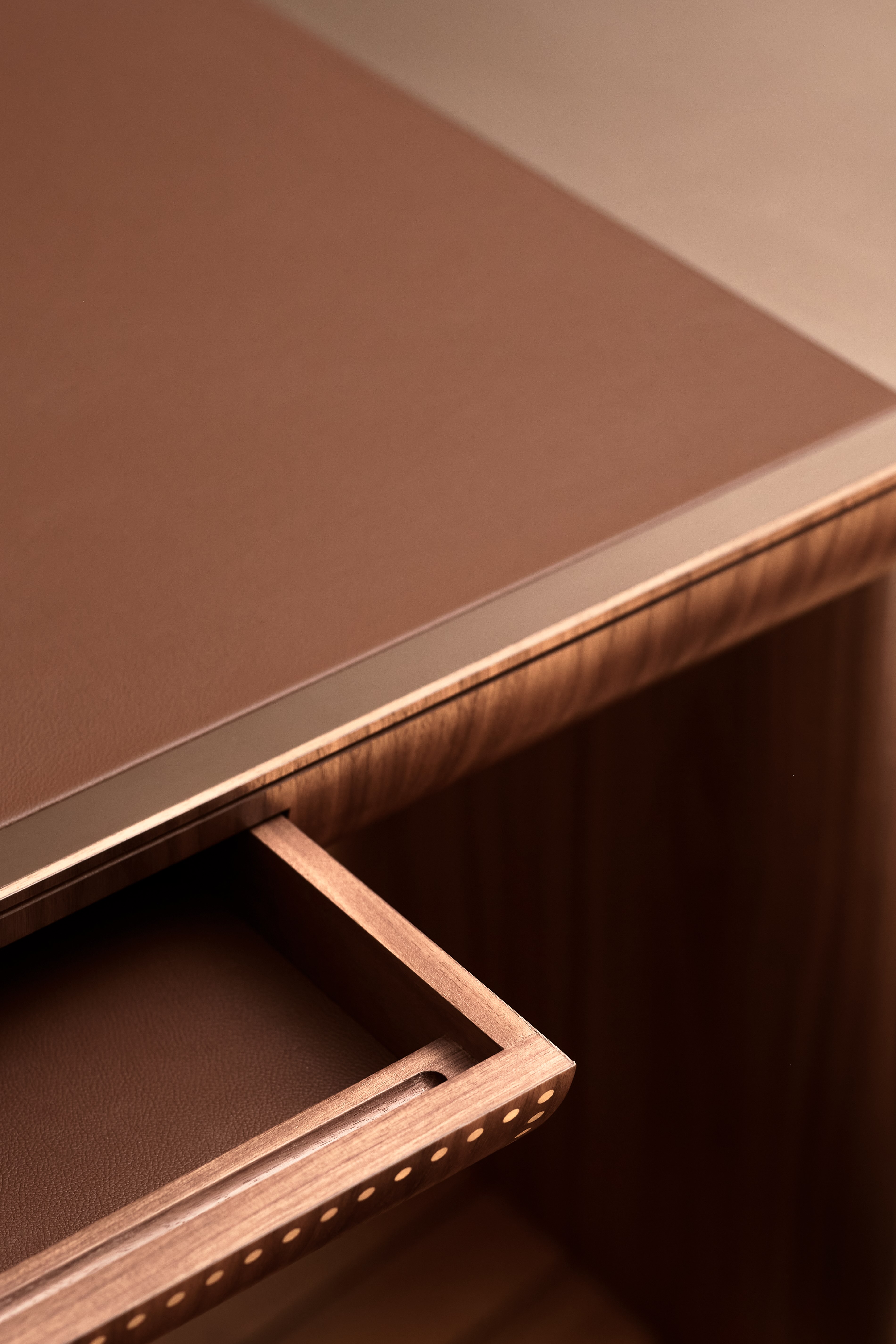 Mise En Scène by Tatjana von Stein, made of Leather and Wood , Walnut version, picture 3