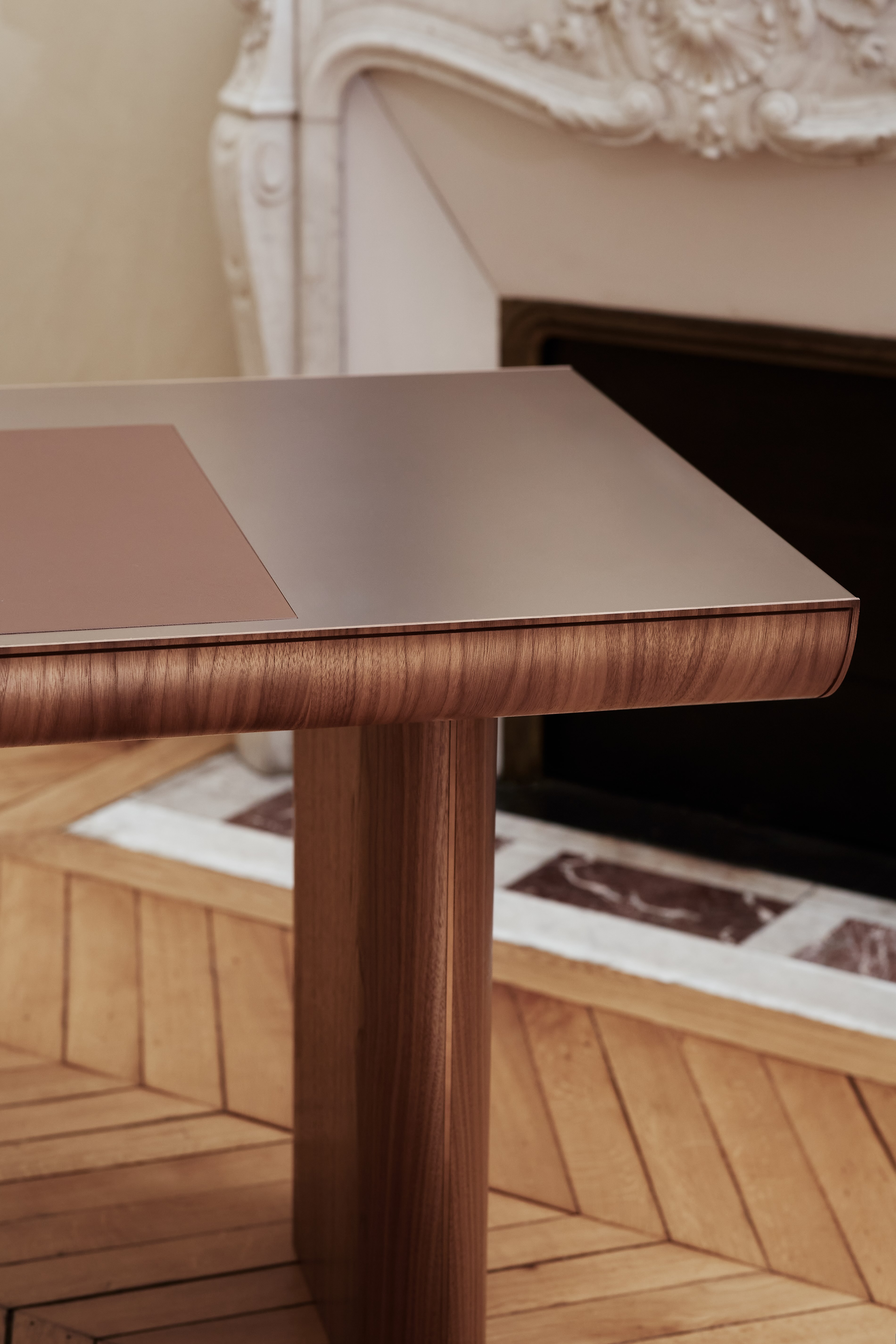 Mise En Scène by Tatjana von Stein, made of Leather and Wood , Walnut version, picture 1