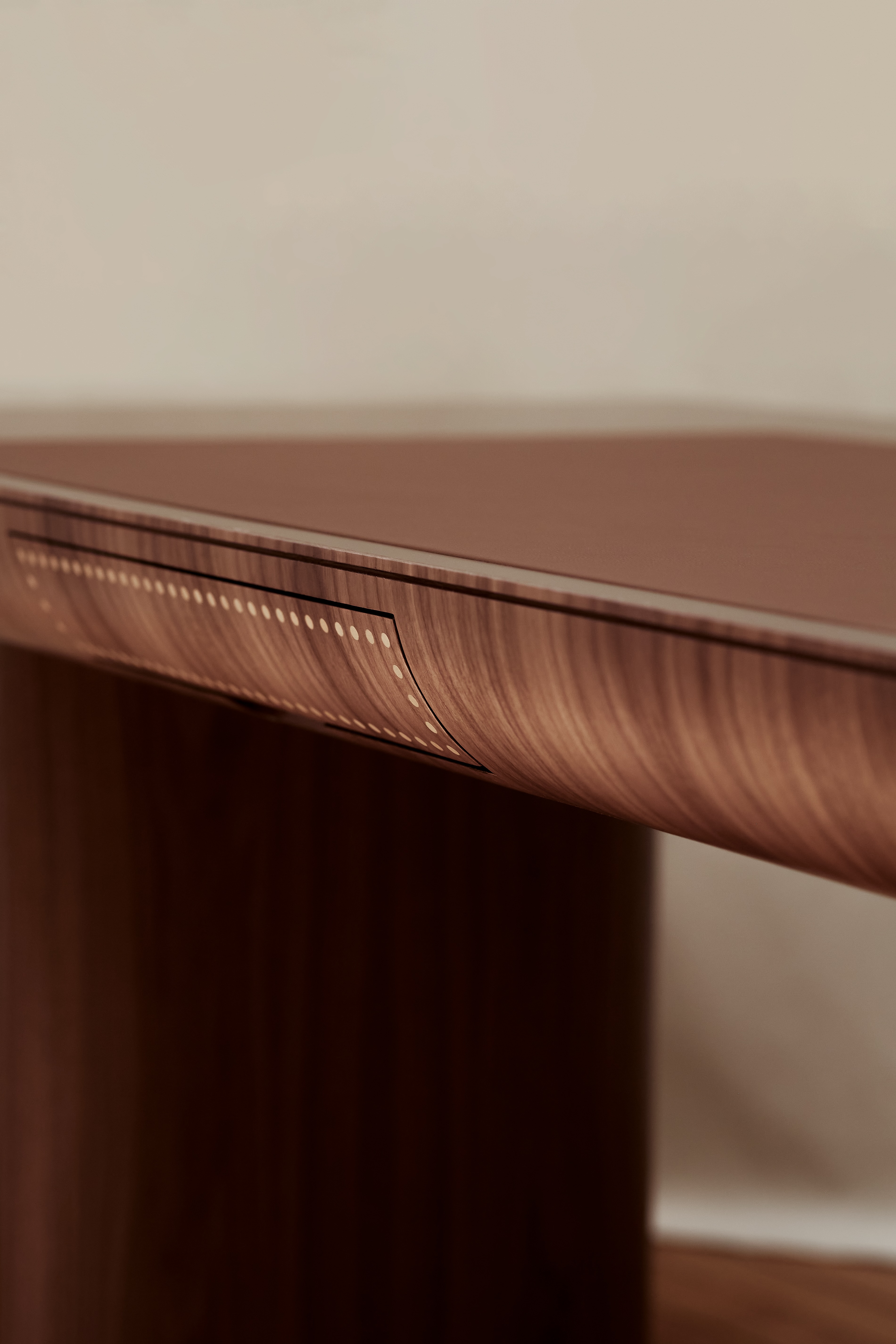 Mise En Scène by Tatjana von Stein, made of Leather and Wood , Walnut version, picture 3