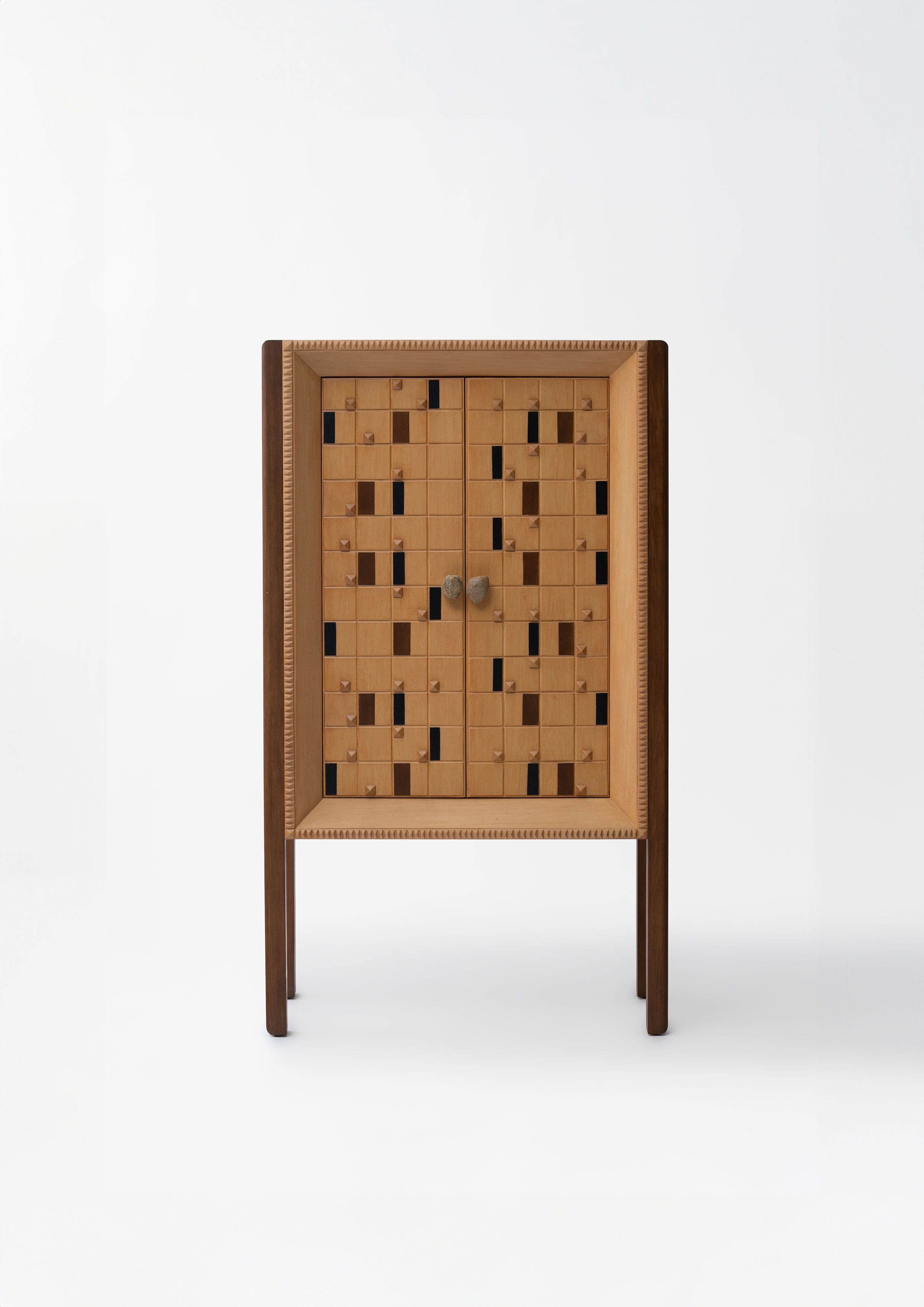 Accent Cabinet - Series 1, Tahanan