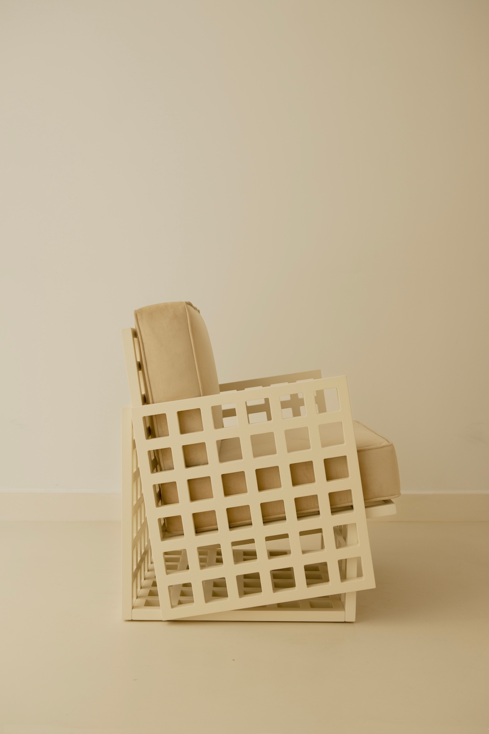 Armchair, Trama, Haddou-Dufourcq 04
