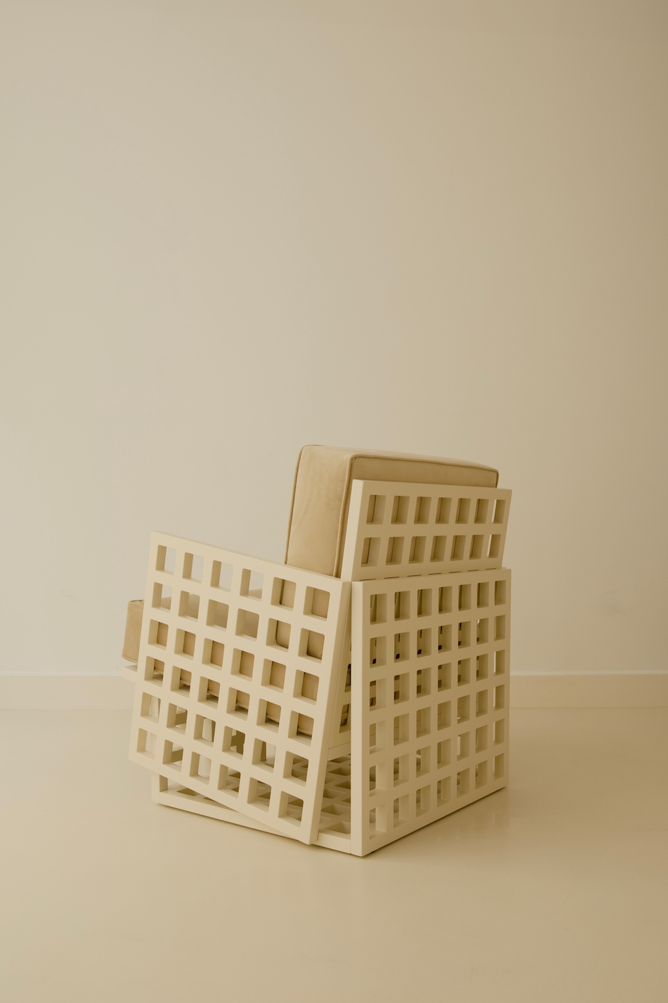 Armchair, Trama, Haddou-Dufourcq 06