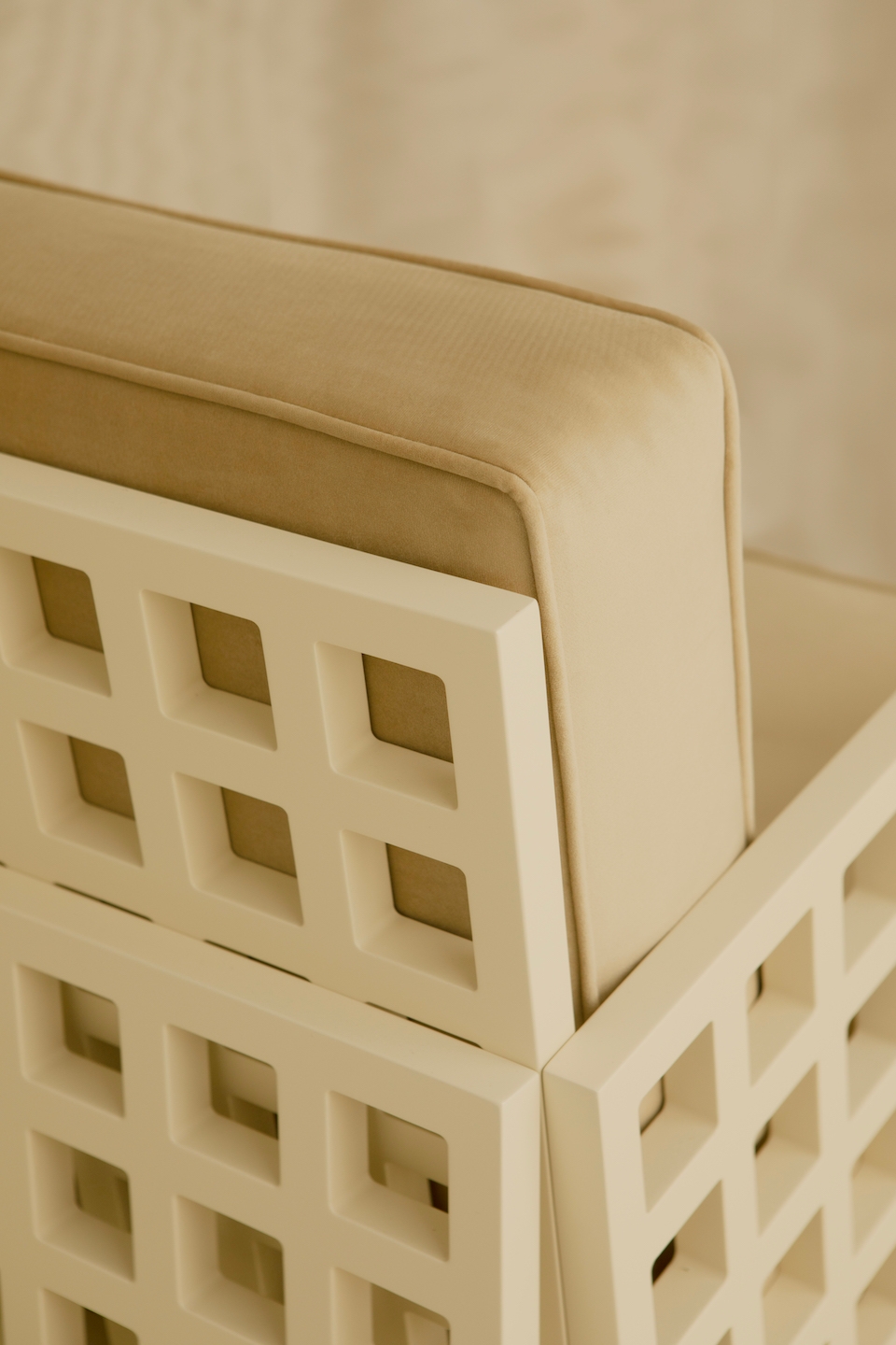 Armchair, Trama, Haddou-Dufourcq 07