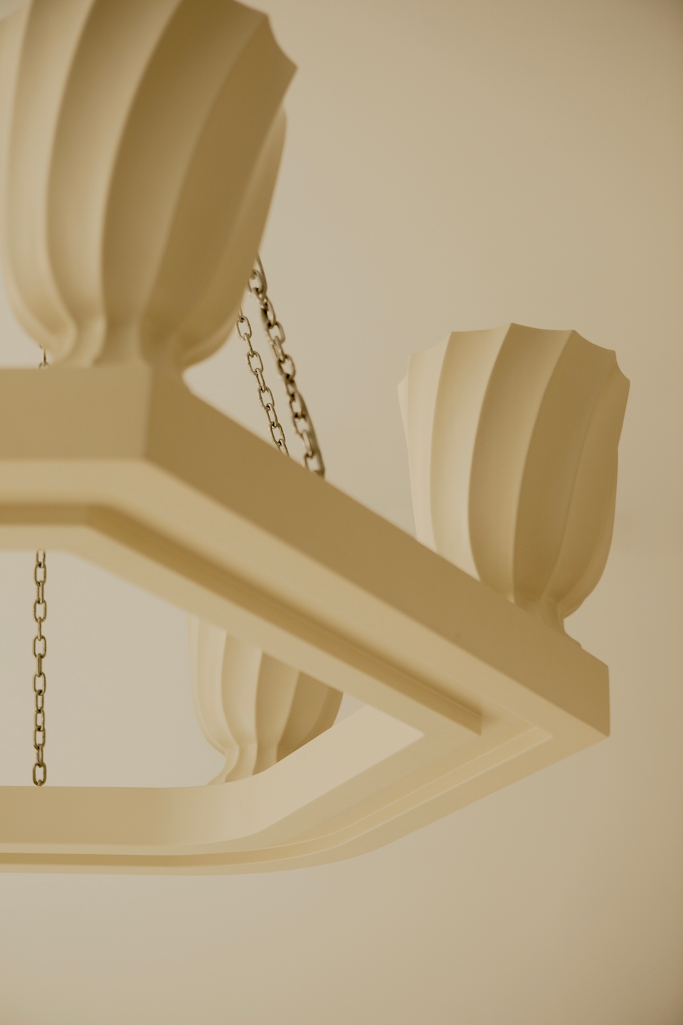 Chandelier, Trama, Haddou-Dufourcq 05