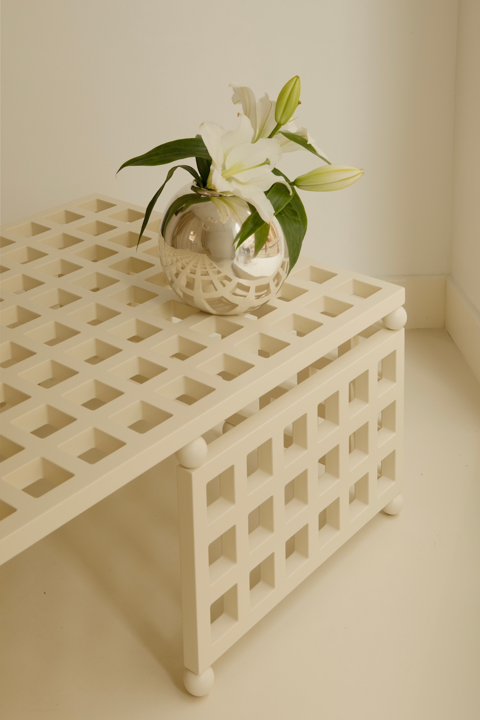 Coffee Table, Trama, Haddou-Dufourq 07