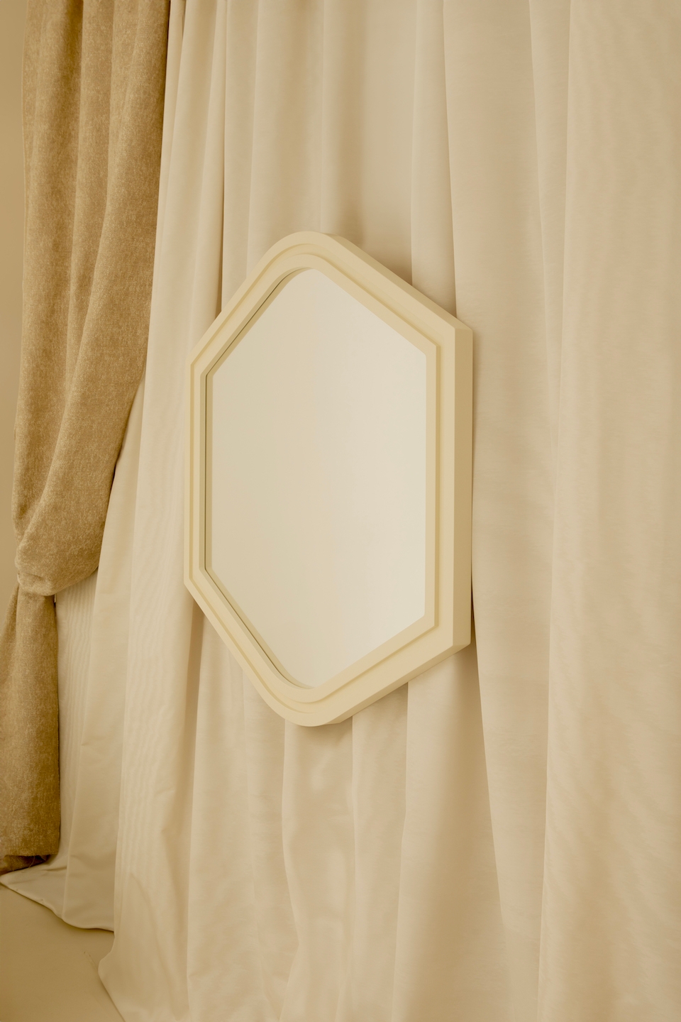 Mirror, Trama, Studio Haddou-Dufourcq 04